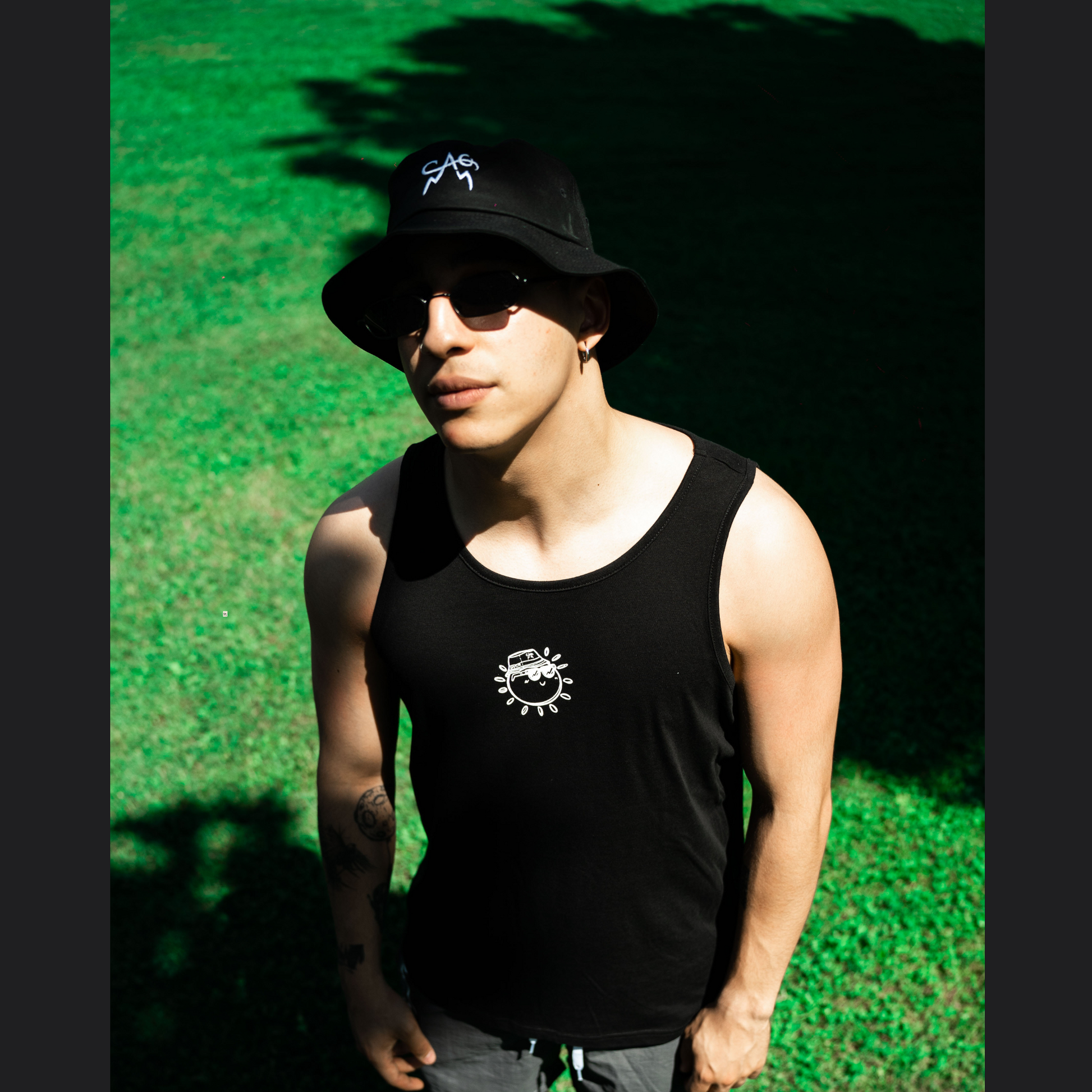 logo bucket black outdoor 1